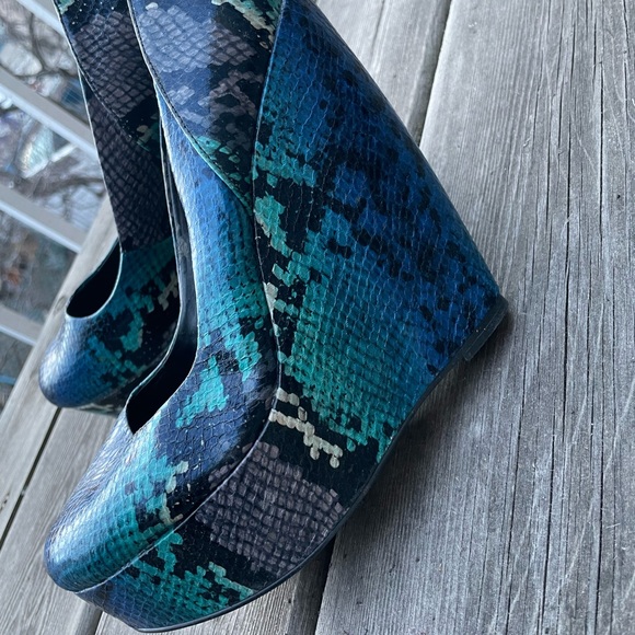 ALDO snakeskin blue animal print platform shoes heels rare leather slip on 8 - Picture 3 of 7